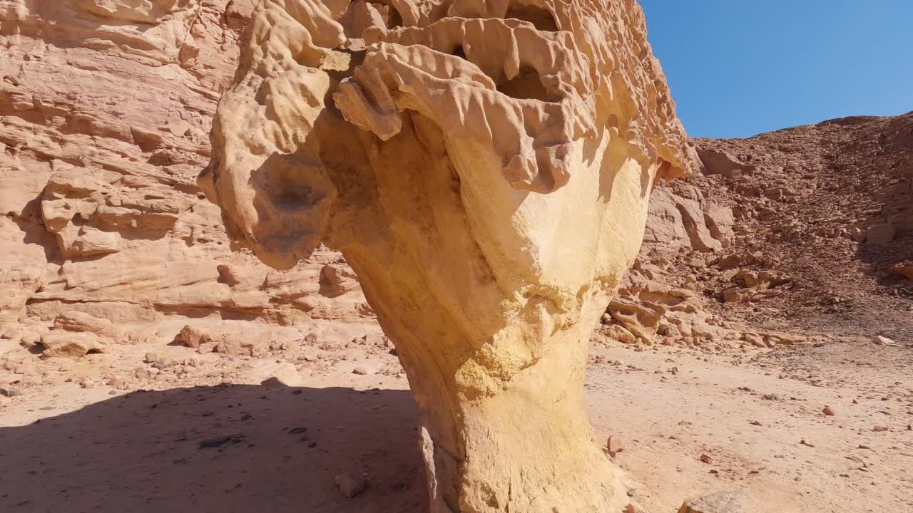 tiro inclinado de cielo azul y roca de hongo amarillo en cañón de colores en egipto