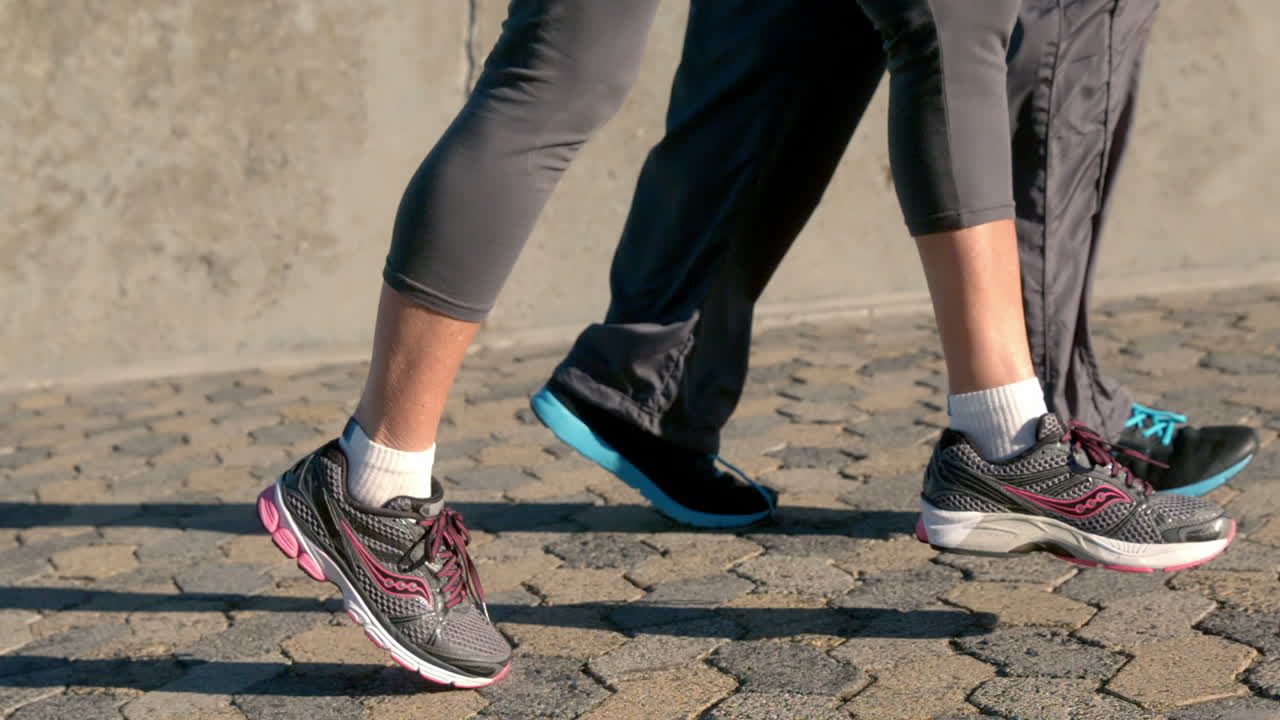 una pareja de ancianos sólo corre con las piernas.