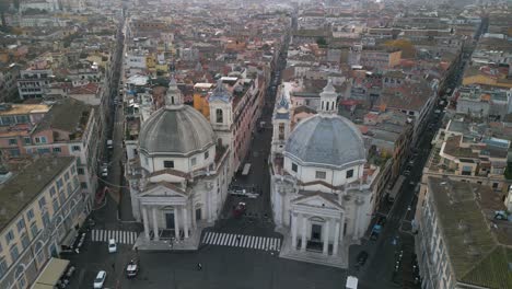 Wunderschöner-Drohnenschuss-über-Zwei-Zwillingskirchen-Auf-Der-Piazza-Del-Popolo,-Rom,-Italien