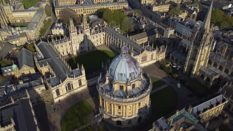 Cámara-Radcliffe-Y-All-Souls-College-En-La-Universidad-De-Oxford,-Suave-Retirada-Aérea