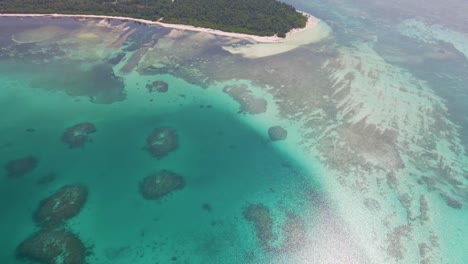 Blick-Auf-Die-Blaue-Lagune-Und-Die-Grüne-Insel-Im-Maledivischen-Archipel-Mit-Türkisfarbenem-Wasser