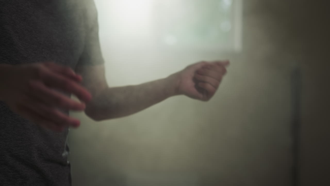 스포츠맨은 전투 체육관에서 손바닥에 크 파우더를 적용합니다. 프로 권투 선수는 무술 클럽에서 크로 손을 에서 보호합니다.