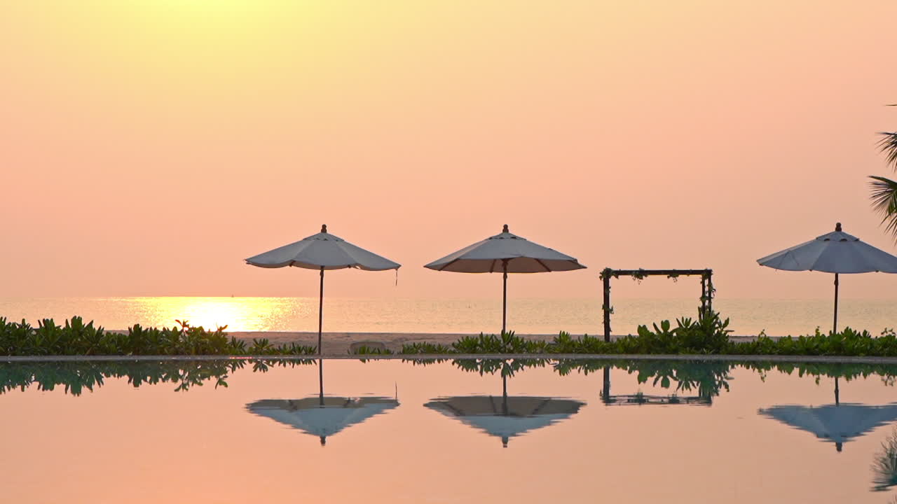 красивое закатное небо и отражение солнечного света на поверхности океана