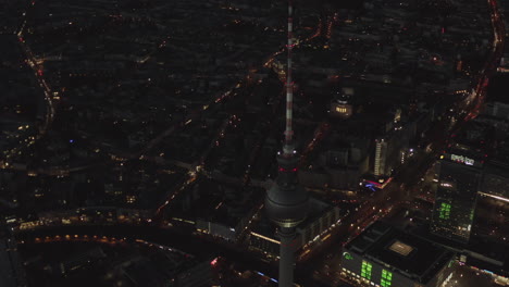 Antena:-Sobre-La-Torre-De-Televisión-De-Berlín-Alemania-Alexanderplatz-En-La-Noche-Con-Tráfico-De-Luces-De-La-Ciudad