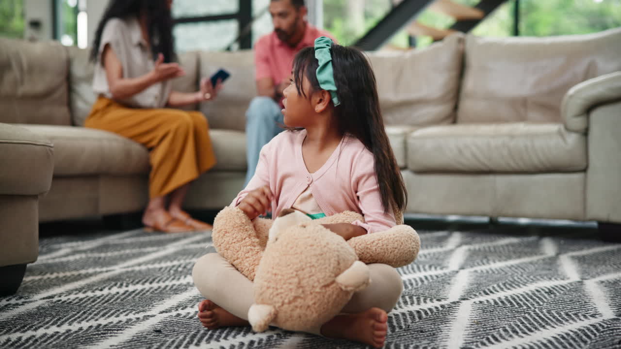 아이가 부모의 논쟁에 반응합니다.