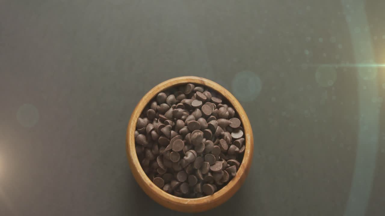 animación de la luz sobre las papas fritas de chocolate en el tazón