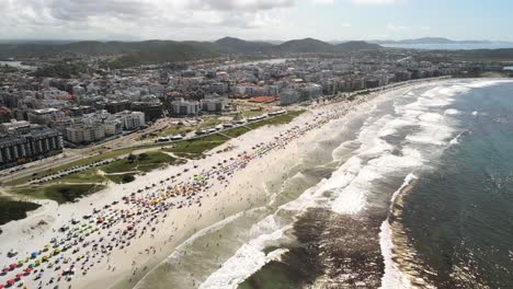 Agua-Turquesa-De-La-Ciudad-Costera-De-La-Región-De-Los-Lagos-Turismo-Región-Histórica-Del-Estado-De-Río-De-Janeiro-Brasil