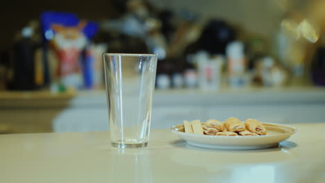 vierta un vaso de leche un concepto de alimentación saludable