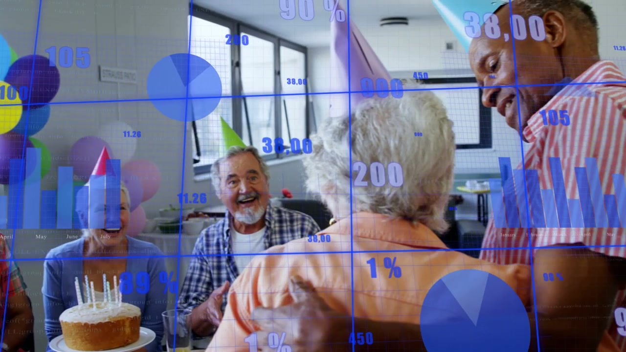 Gruppo di assistenza che si riunisce attorno a una torta, uomo in piedi che si sposta e appoggia una mano su un ospite, con grafici blu sovrapposti