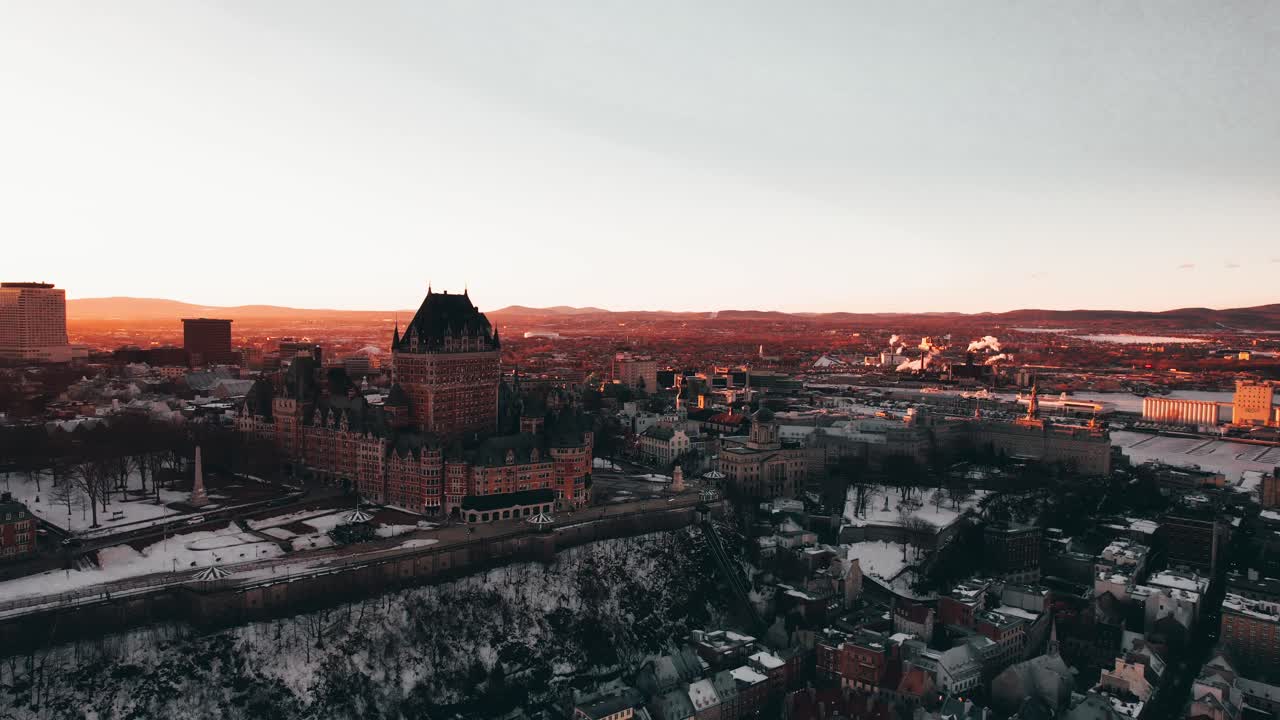 vista aérea del castillo de frontenac, ciudad de quebec, al atardecer.