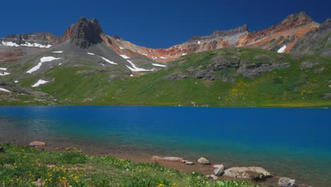 Colorado-Ice-Lake-Basin-Trailhead-Unteres-Verträumtes-Helles-Blaues-Alpines-Klares-Wasser-Sommer-Blauer-Himmel-Felsiger-Berg-Schneekette-Gipfel-Silverton-Telluride-Verträumt-Friedliche-Wildblumen-Langsame-Schwenkbewegung-Nach-Links