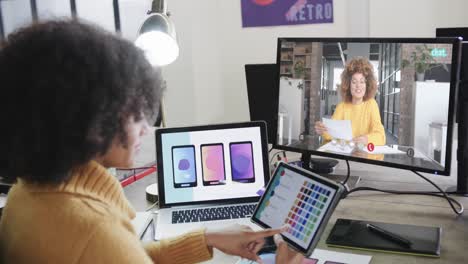 mujer de negocios afroamericana en videollamada con su colega afroamericana en la pantalla