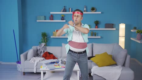 un hombre divertido se lesiona el brazo. un hombre que no entiende de deportes.