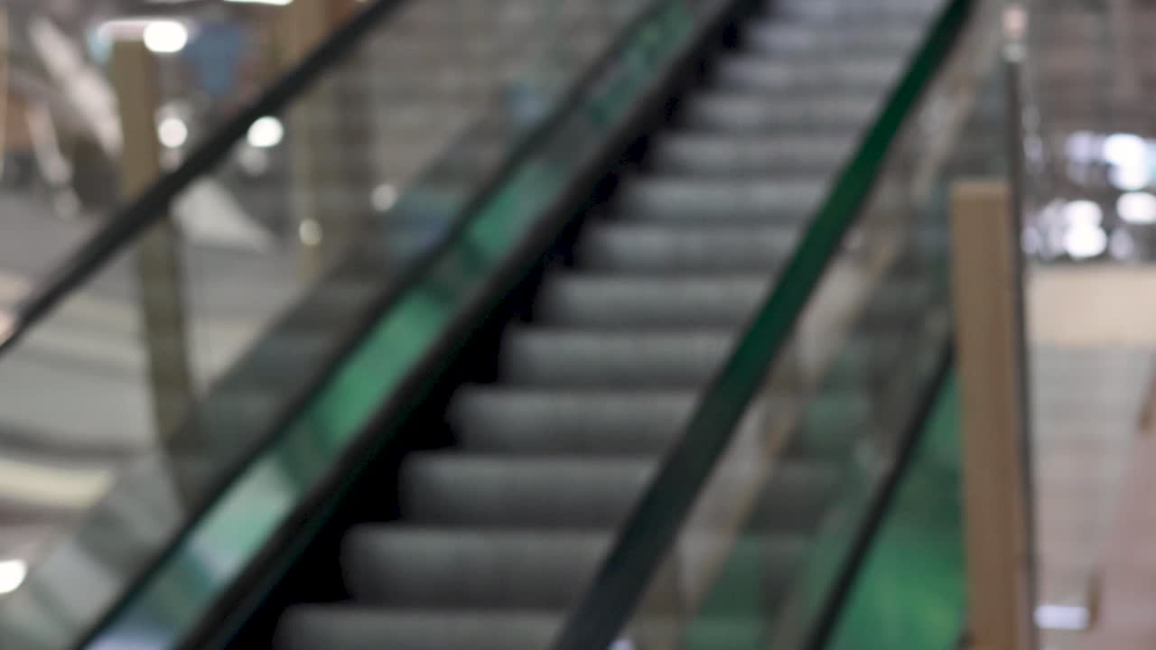 빈 에스컬레이터가 움직이는 시스