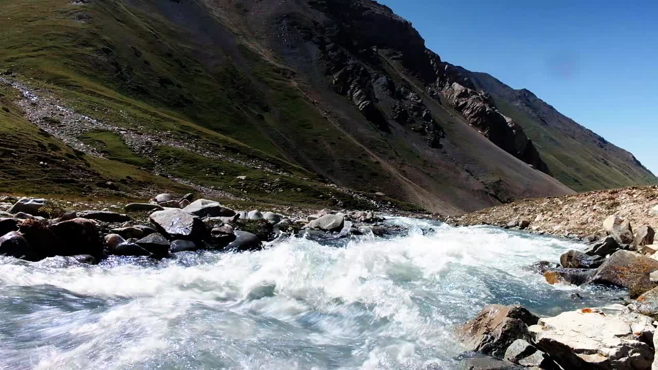 Strømmende floder i dalen i Kirgisistan.