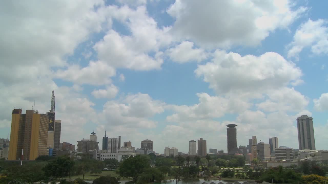 케냐 나이로비 시를 가로지르는 구름의 아름다운 저속 촬영