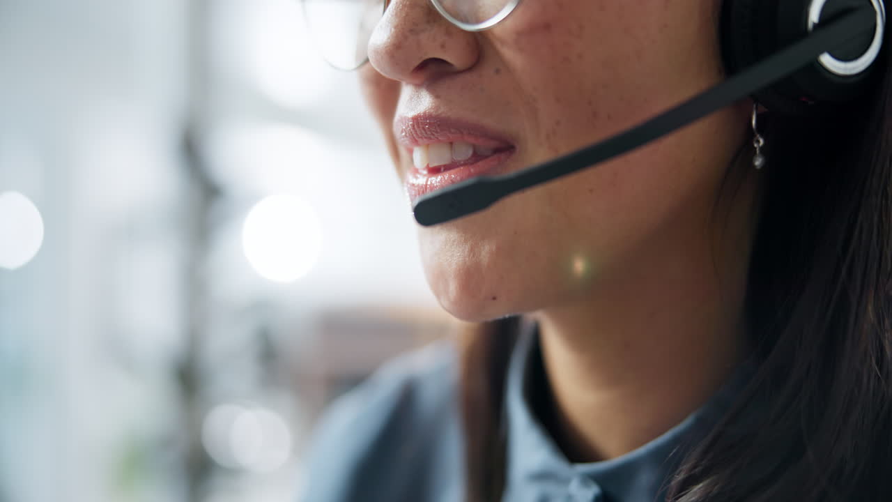 Donna felice, bocca e consulenza in call center