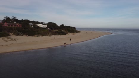 Drohnenaufnahmen-Kinder-Spielen-Am-Strand-In-Uruguay-In-Der-Nähe-Des-Flusses-Maldonado
