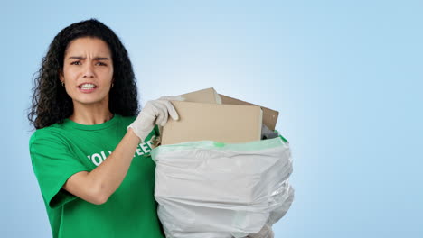 mujer, voluntariado y pulgares para la basura
