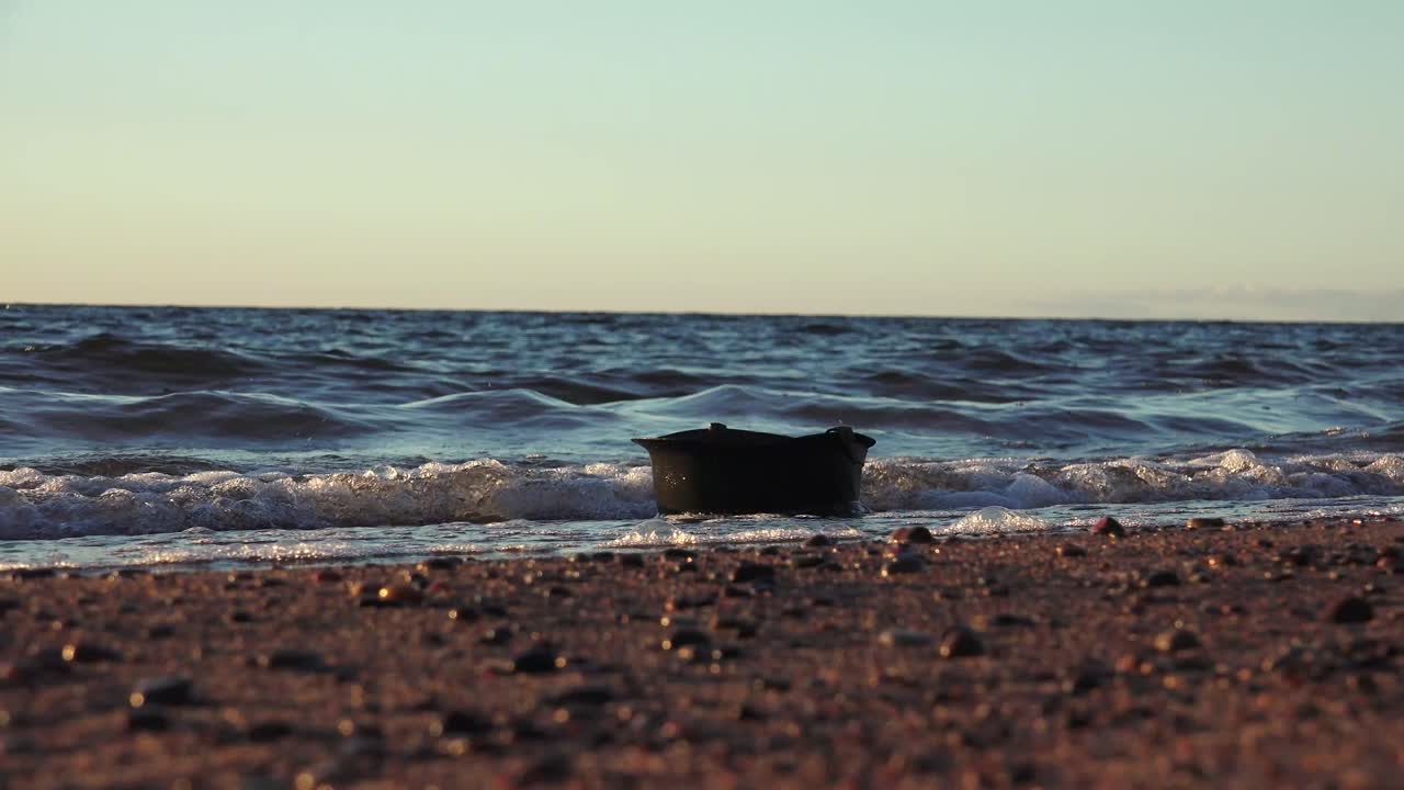 m1헬멧은 제2차 세계대전부터 pasgt헬멧으로 계승된 1985년까지 미군이 사용하던 전투헬멧이다.