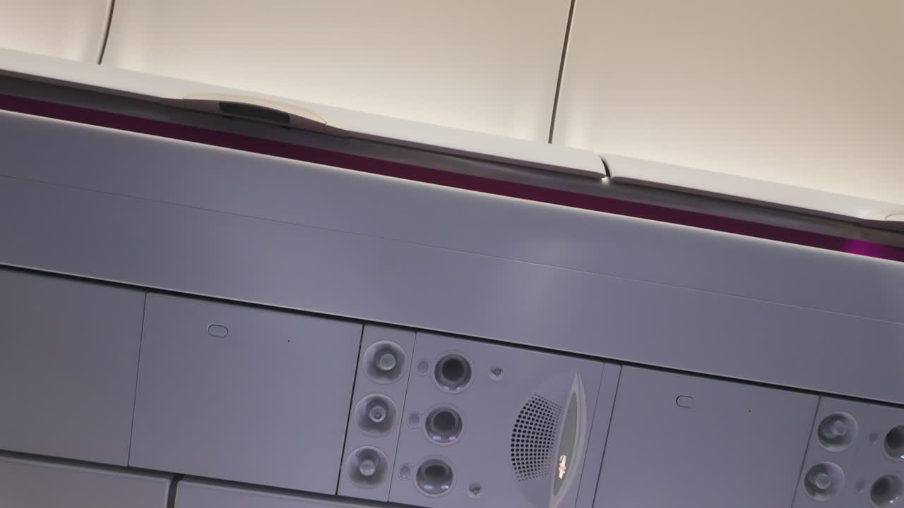 vista interior del techo de una cabina de aeronave con respiraderos y compartimentos superiores, con un enfoque en las comodidades de vuelo