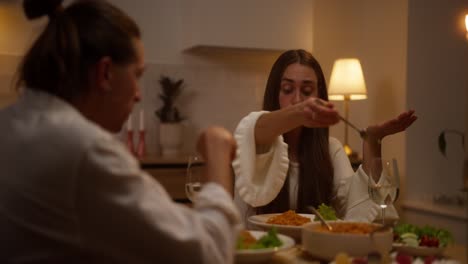 amigos disfrutando de una cena