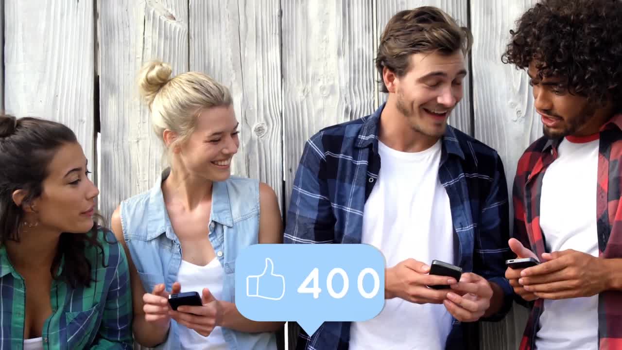 amigos multi-raciales que usan teléfonos inteligentes