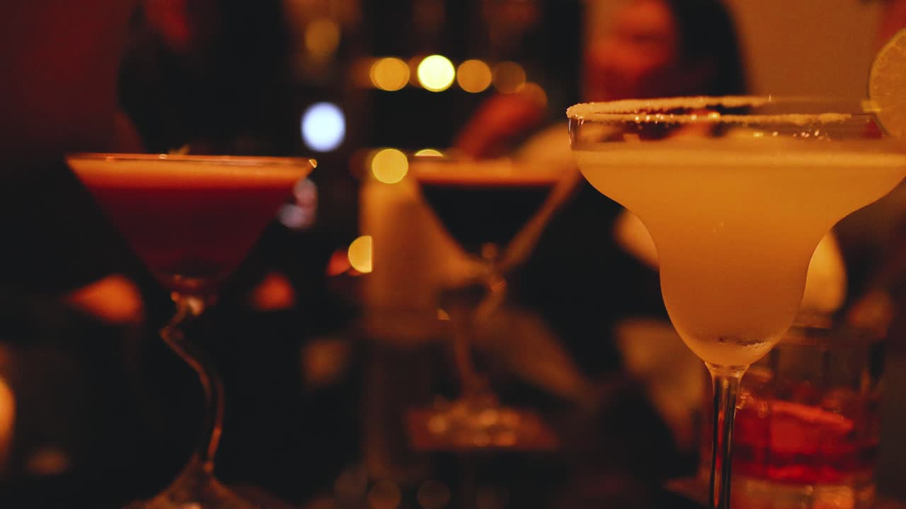 cocktail vivaci in un ambiente vivace di bangkok