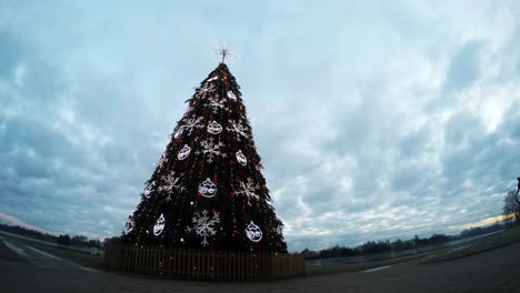 Cerca-De-Nubes-Dramáticas-Sobre-El-Encantador-árbol-De-Navidad-Cerca-Del-Río-2