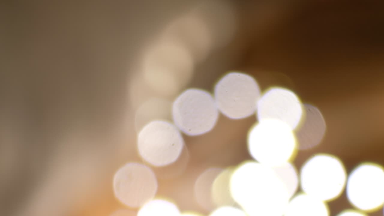 빛을 방출하는 다이오드 스트립이 초점을 잃었습니다. 상점의 장식.