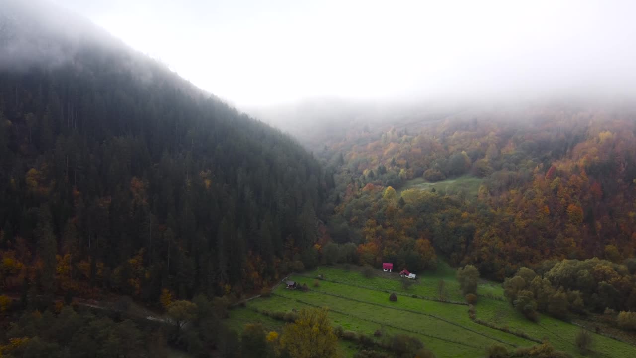vista nebulosa del campo tradicional de transilvania, rumania, temprano en la mañana, otoño, toma de avión no tripulado en órbita