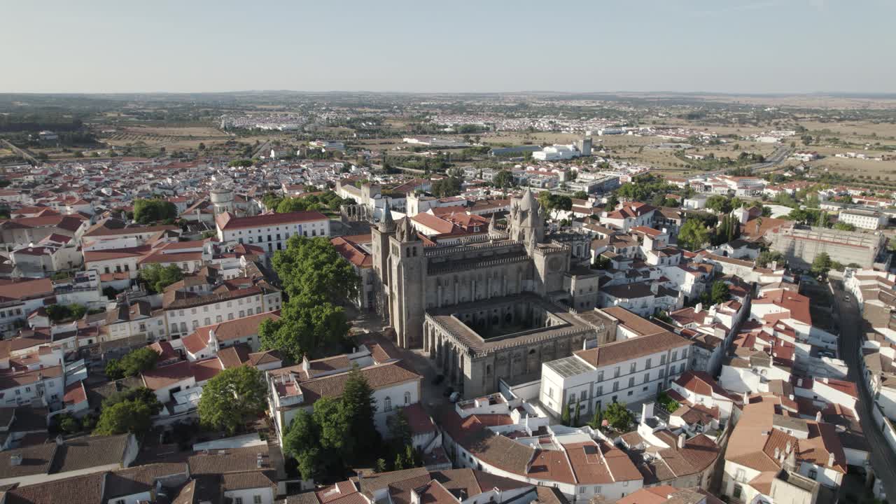 Évora - Alentejo şehir merkezindeki güzel eski katedral üzerinde havadan yarım tur