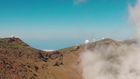 Gipfelblick-Auf-Aufkommende-Wolken-Mit-Dem-Blauen-Himmel-Im-Hintergrund,-Roque-De-Los-Muchachos,-La-Palma