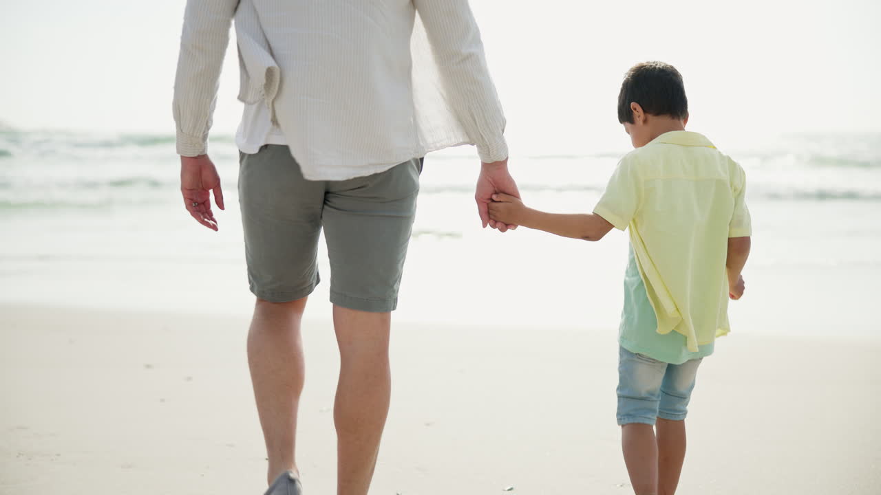 해변에 있는 아버지와 아들이