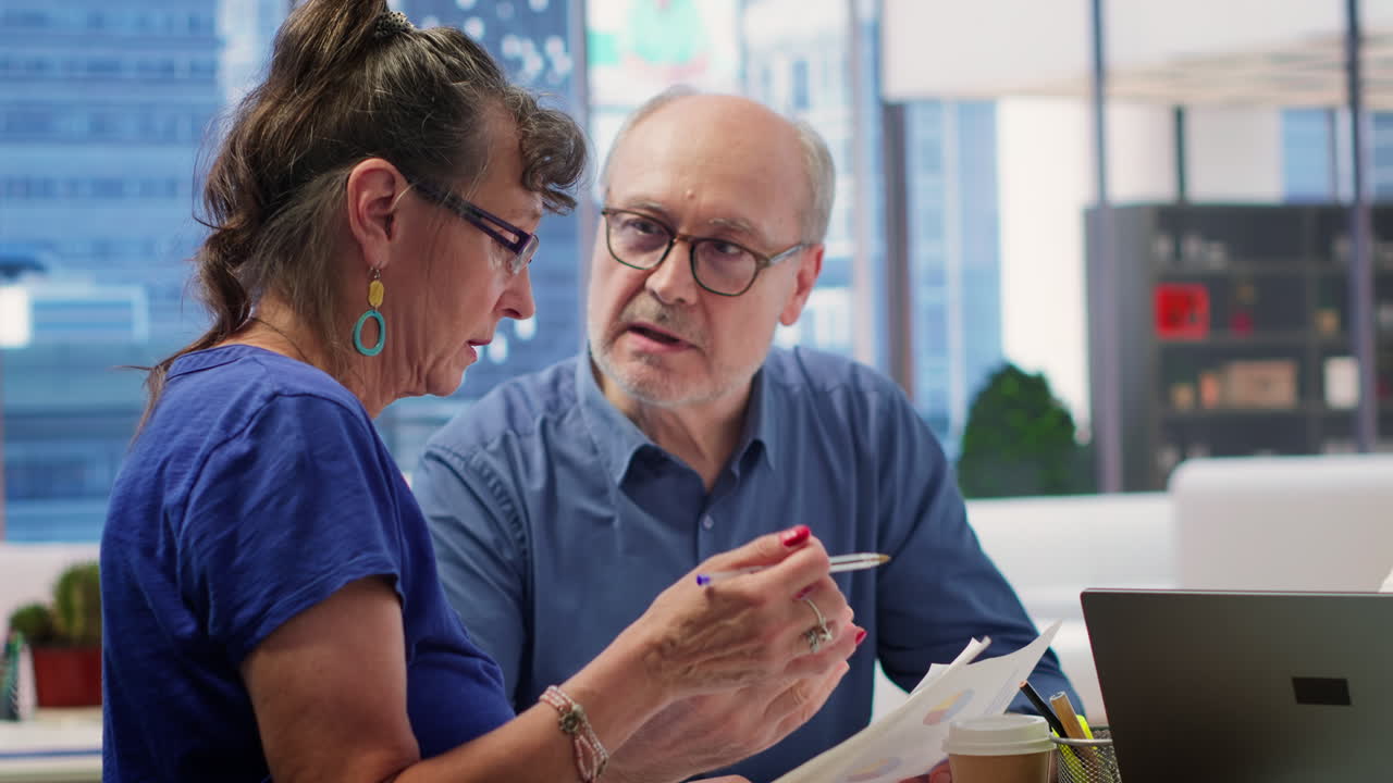 pareja madura que recibe asesoramiento financiero adaptado sobre la planificación de la jubilación