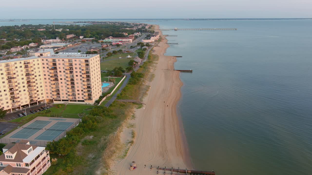 дрон летел в оушен-вью в норфолке, штат вирджиния, направляясь на запад, вдоль пляжа к туннелю моста хэмптон-роудс, с самым большим жилым зданием в районе оушен-вью.