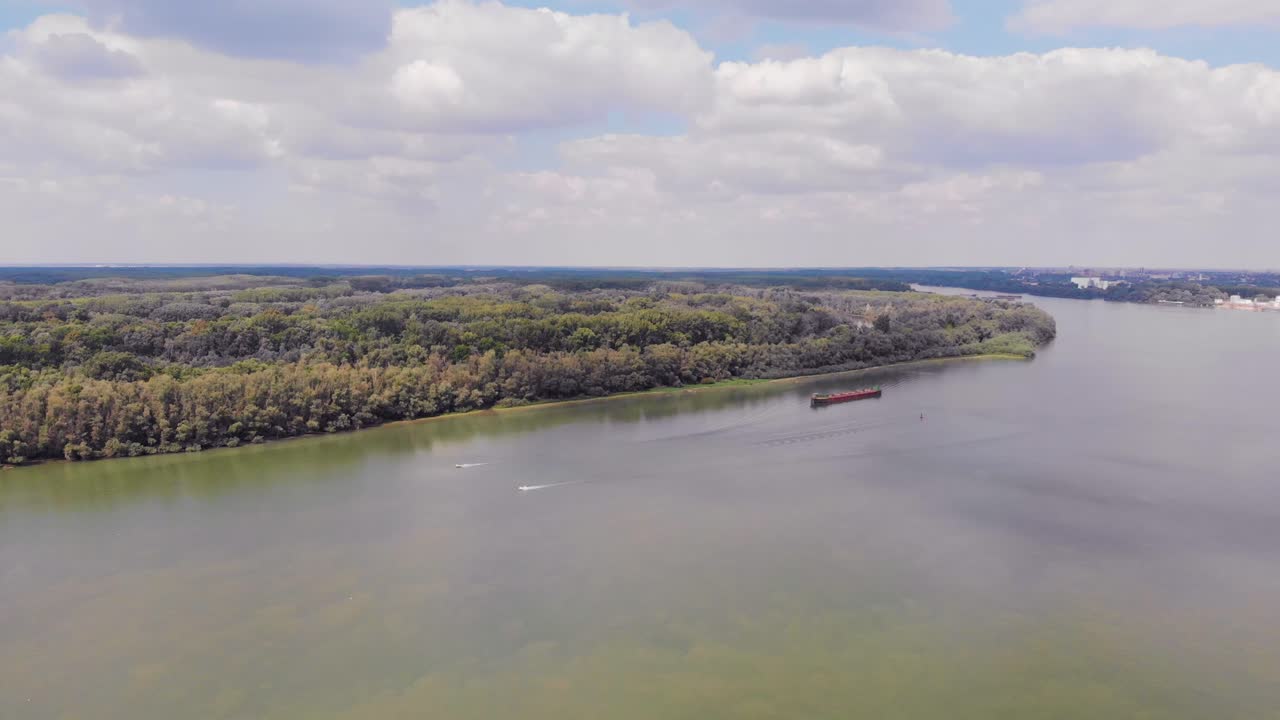 Giornata soleggiata sopra un grande prato vicino al fiume Danubio.