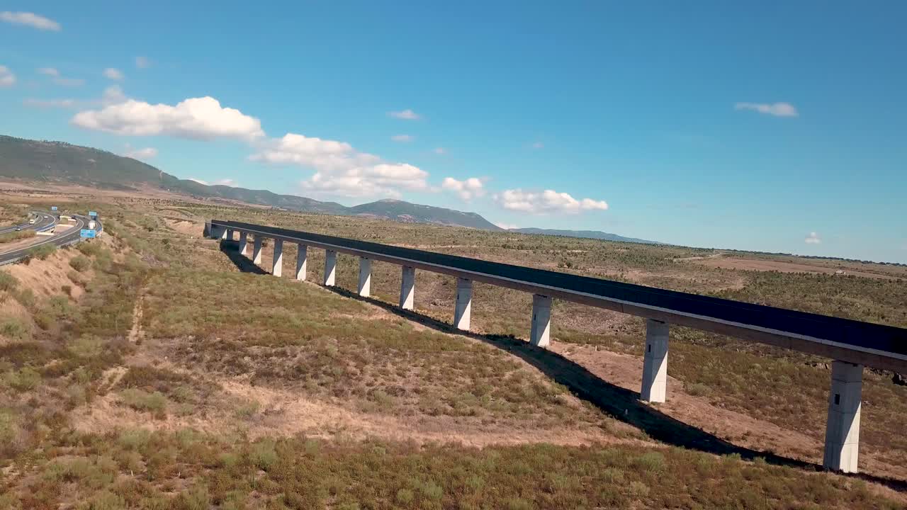 vista aérea de un viaducto para trenes en españa