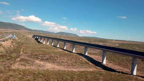 vista aérea de un viaducto para trenes en españa