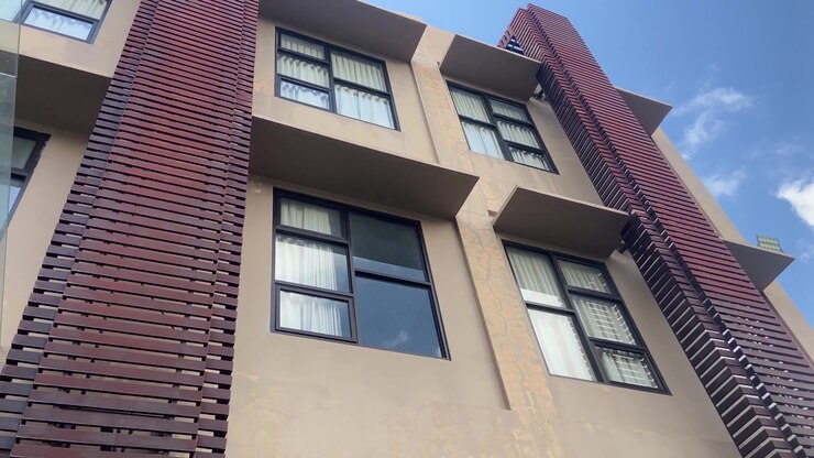 Facciata di edificio moderno con finestre e doghe di legno
