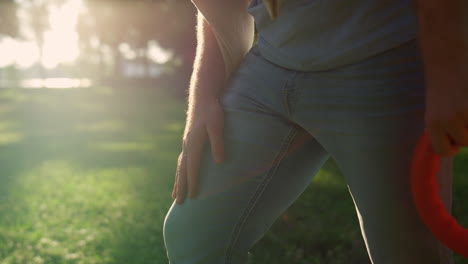 hombre de primer plano con la mano acariciando la pierna en el parque golden sunlight. dueño desconocido llamando al perro