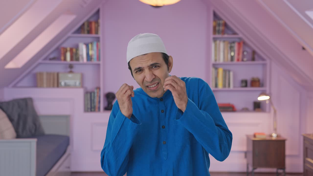 무서워하고 두려워하는 무슬림 남자