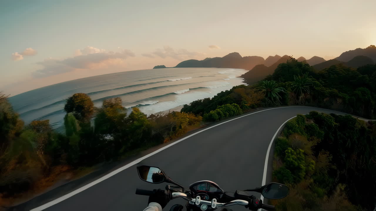 Motorsykkeltur langs kysten ved solnedgang