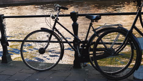 Bicicleta-Por-Barandas-De-Canal-En-Amsterdam