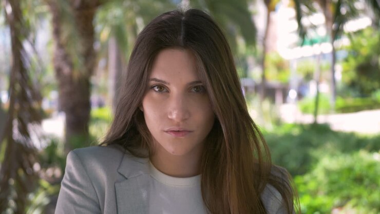 Retrato de una hermosa chica seria mirando a la cámara al aire libre