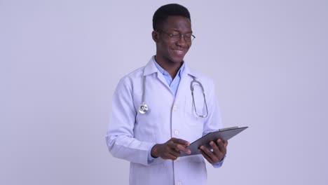 joven y guapo hombre africano médico