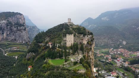 Imágenes-Aéreas-De-La-Ciudad-De-Arco-Y-El-Castillo-De-Arco,-Lago-De-Garda,-Lago-Di-Garda,-Trentino,-Italia,-Europa