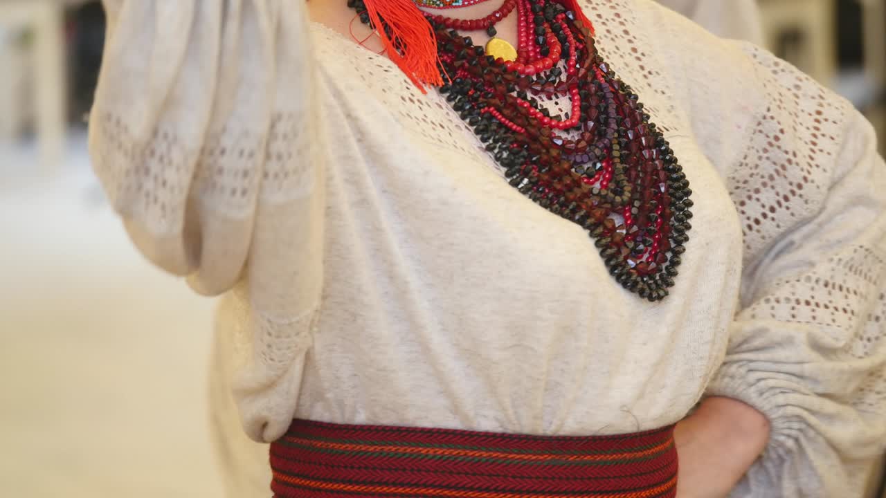 Persone in costume nazionale eseguono una danza ucraina