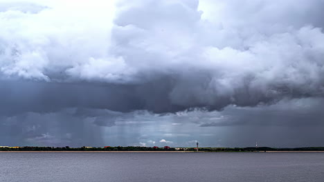 Zeitraffer-Von-Gewitterwolken,-Die-Sich-über-Der-Stadt-Zusammenziehen-Und-Regenschauer-Abladen