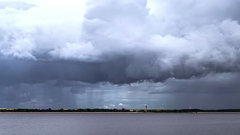 lapso de tiempo de nubes de tormenta reunidas sobre la ciudad, arrojando hojas de lluvia